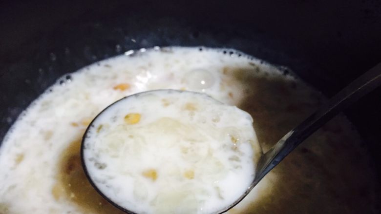 十味 桃胶银耳炖牛奶,将倒入的牛奶搅拌均匀。