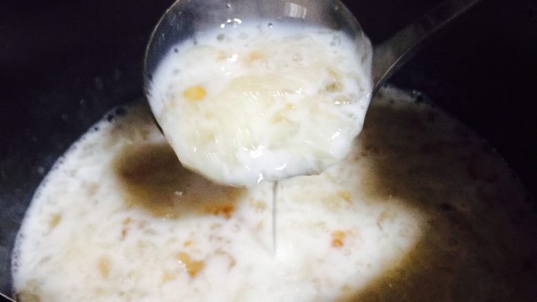 十味 桃胶银耳炖牛奶,继续炖10分钟即可。