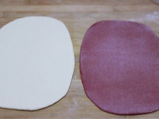 十味  牛奶刀切双色馒头（基础版）,再把两个颜色的面团分别用擀面杖擀成长方形面皮、如图