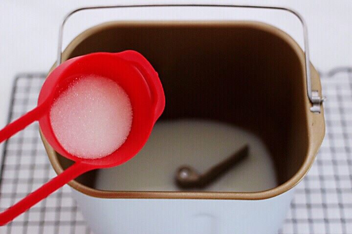 十味  牛奶刀切双色馒头（基础版）,先把<a style='color:red;display:inline-block;' href='/shicai/ 219'>牛奶</a>倒入面包桶中，加入甘汁园白砂糖，最近朋友用的都是这个双碳白砂糖，听说是无硫的比较健康，好溶解。