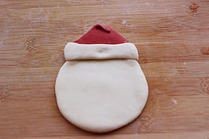 十味  萌萌哒的圣诞老人馒头,用刀把多余的面团切出。