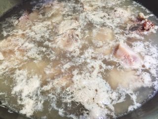 排骨烧豆角,排骨斩块，凉水下锅焯水去血沫，捞出后洗净沥干水分备用