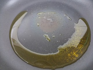 韭菜炒鸡蛋,然后锅里热油。