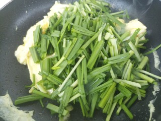 韭菜炒鸡蛋,炒熟后，加入韭菜。
