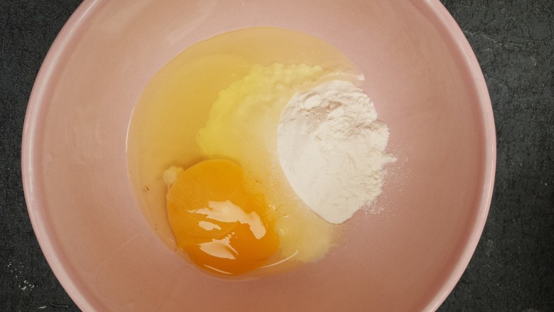鸡蛋饼,<a style='color:red;display:inline-block;' href='/shicai/ 9'>鸡蛋</a>打入面粉碗中。
