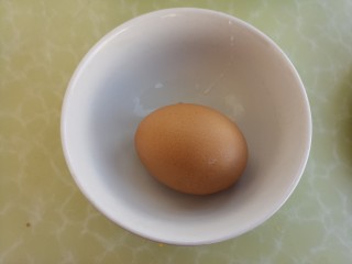 炒鸡蛋,先准备一个鸡蛋。