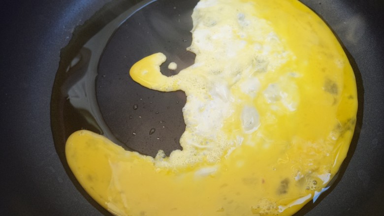 炒鸡蛋,搅拌好的鸡蛋液倒入锅内。