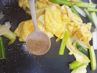 炒鸡蛋,接着再放半勺胡椒粉。