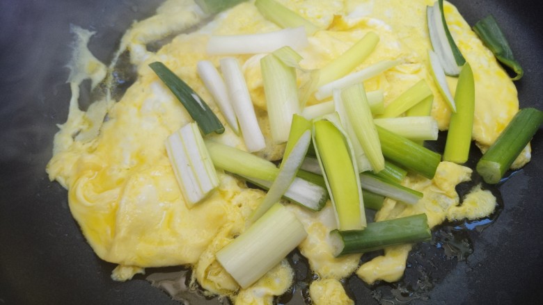 炒鸡蛋,然后加入葱段。