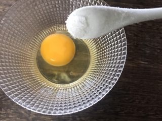 冷馒头的大改造——馒头丁炒鸡丁,鸡蛋打撒加一点盐