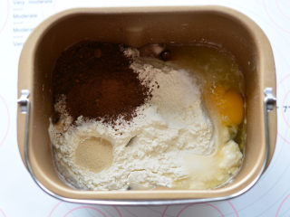 可可麻薯软欧,除黄油外，按照先液体后粉类最后酵母和盐的顺序把可可面团的材料放进面包桶，启动imix程序揉面