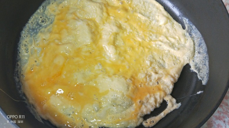 鲜美瘦肉蛋皮上汤豆苗,鸡蛋打散平底锅煎蛋皮