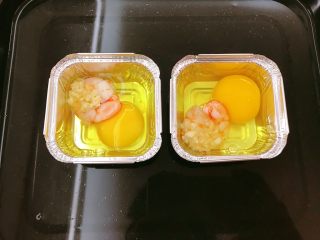 烤鸡蛋,烤盘上加入水，把锡碗放在加了水的烤盘上。