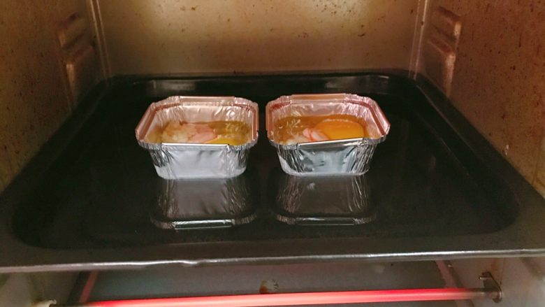 烤鸡蛋,烤箱预热250度，上下火，中层。烤多久我没看，注意观察表面凝固就拿出。
