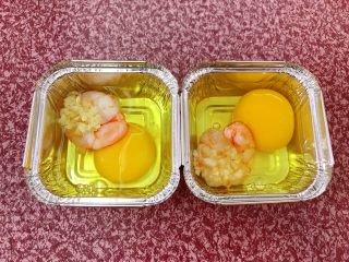 烤鸡蛋,放入虾仁和蒜蓉。