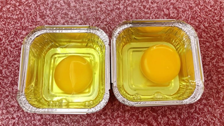 烤鸡蛋,<a style='color:red;display:inline-block;' href='/shicai/ 9'>鸡蛋</a>打入锡碗中。