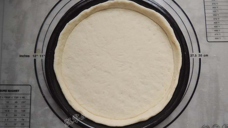 香菇培根披萨,披萨盘刷一层薄油，将圆形面饼放入披萨盘中，用手压薄底部，使中间薄边缘厚。