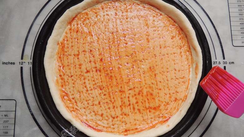 香菇培根披萨,面饼表面刷一层<a style='color:red;display:inline-block;' href='/shicai/ 699'>番茄酱</a>，边缘不要刷。