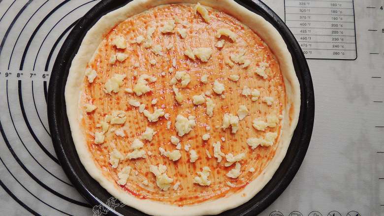 香菇培根披萨,撒一些马苏里拉芝士。