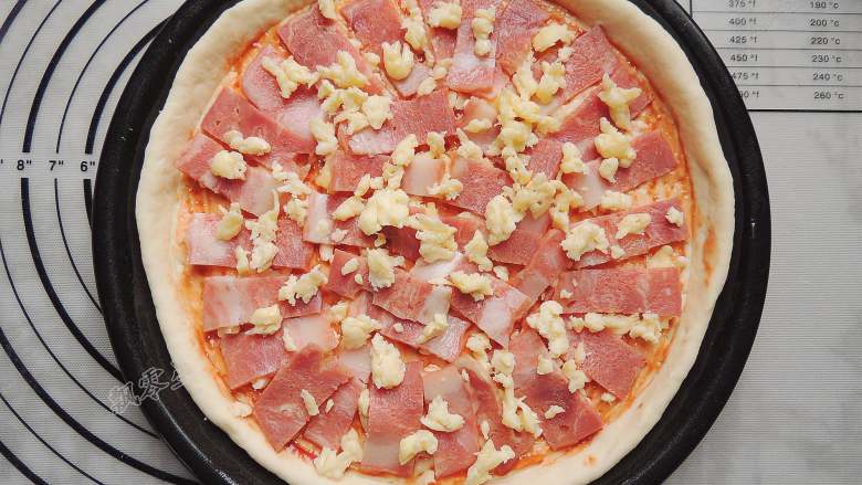 香菇培根披萨,在培根上再撒一层马苏里拉芝士。