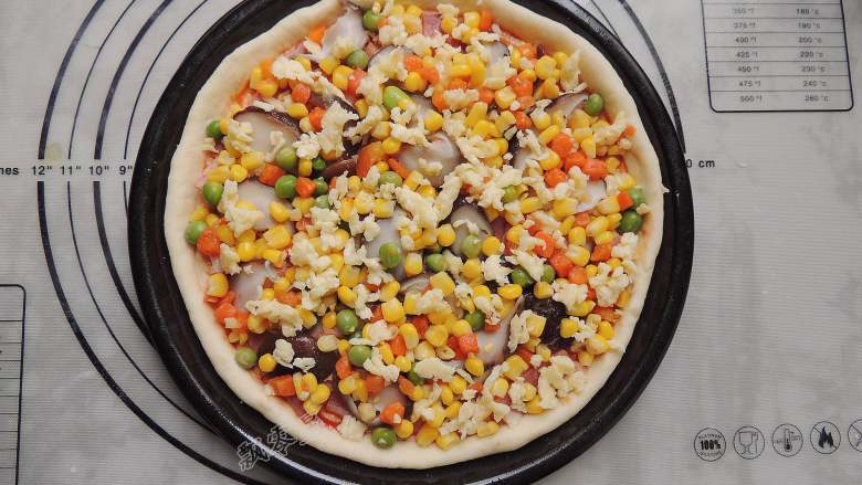 香菇培根披萨,将香菇和什锦杂蔬粒铺在饼底上，铺完蔬菜，再撒一层芝士。