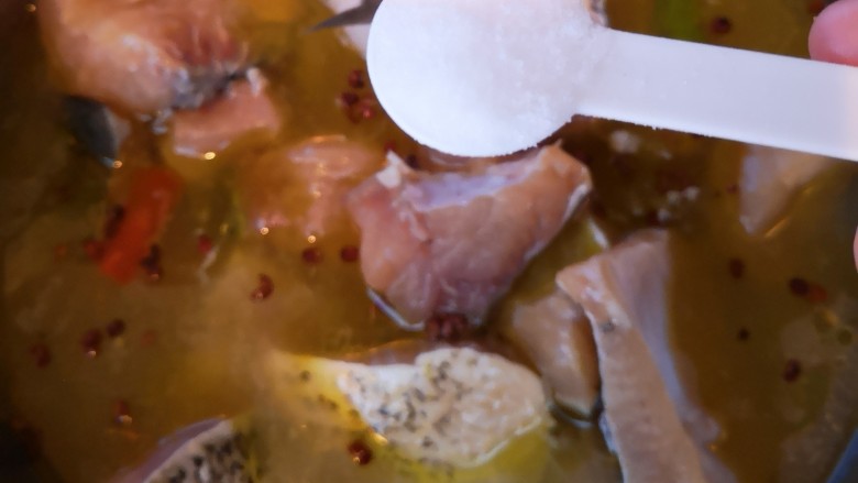 十味   酸汤鱼,将腌好的鱼(连汁水)倒入锅中并加入少许盐