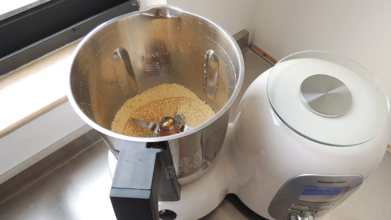 花生酥球,将熟花生仁倒入厨师机的搅拌杯体中。厨师机设置最高档，时间2分钟，将花生仁搅碎成细小的颗粒状，然后倒入碗中。