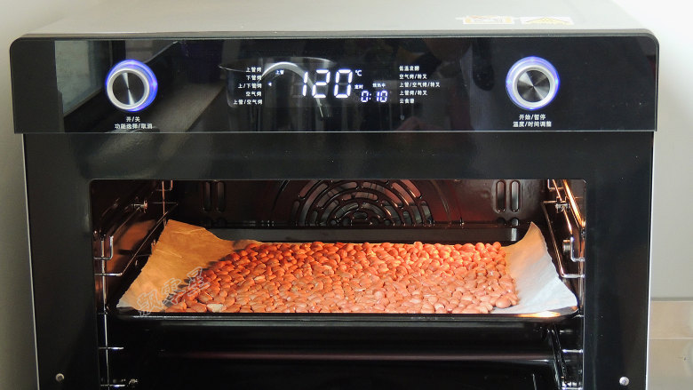 花生酥球,将花生仁放入烤箱中层，无需预热，设置上下管温度120度，时间20分钟，将花生仁烤熟。