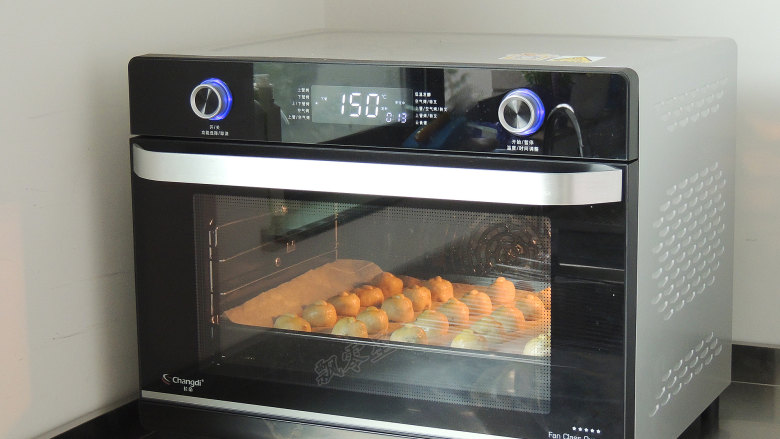 花生酥球,烤箱设置上下火温度150度，时间15分钟。预热完成以后将烤盘放入烤箱的中下层。