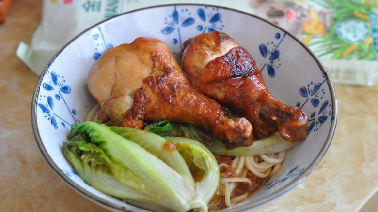 红烧鸡腿面,将鸡腿摆在面上，将炖鸡腿的汤汁浇到面上即可。