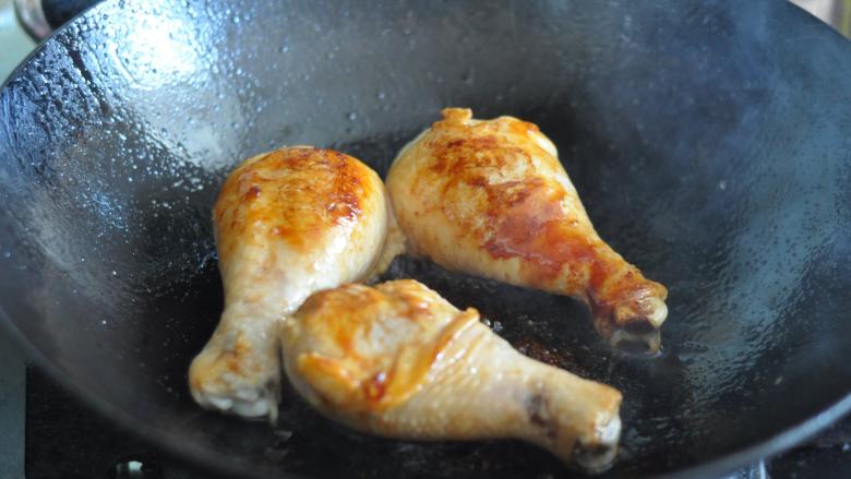 红烧鸡腿面,调成小火，放入鸡腿煎至两面上色。