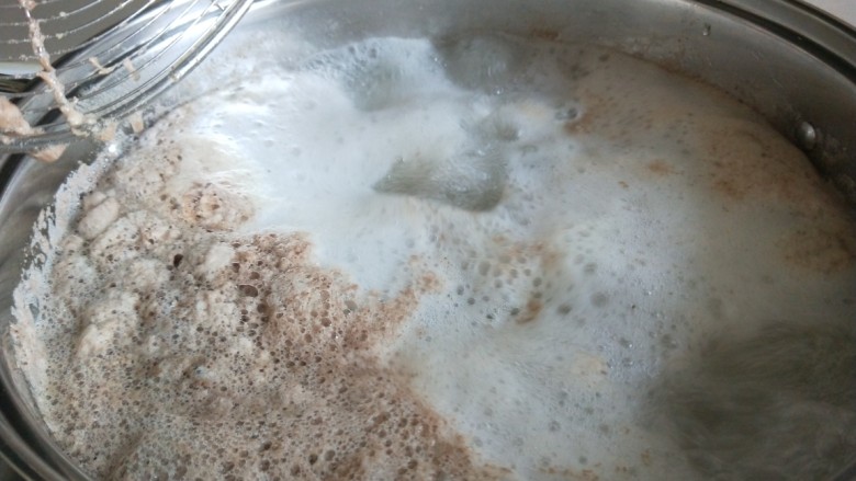 十味  秘制红烧排骨,开水锅中煮一分钟。