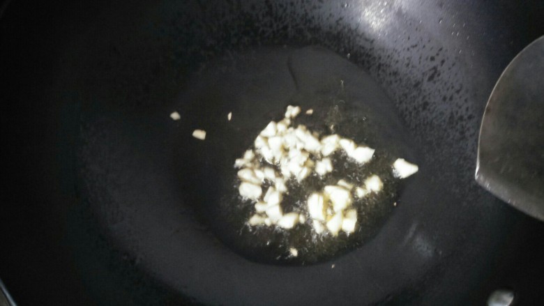 十味 咖喱牛腩,锅内加油烧热后放入蒜抄一会。