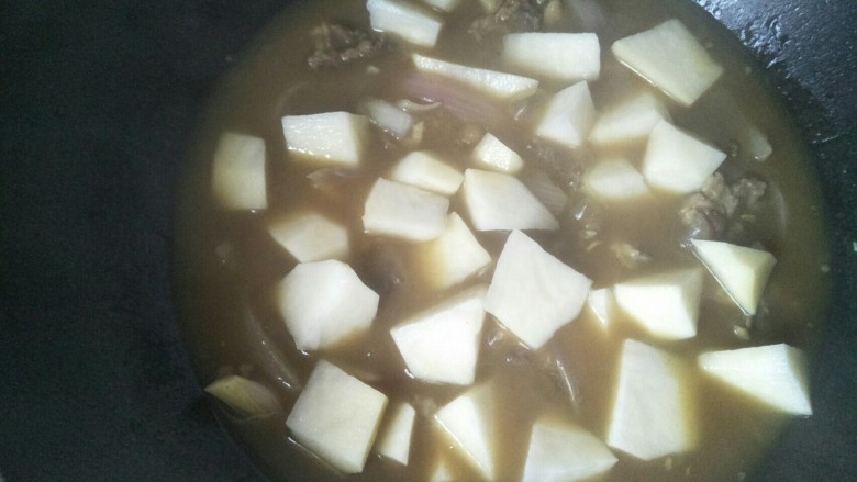 十味 咖喱牛腩,土豆去掉水放入煮，煮到土豆变软，出炉前放点盐即可。