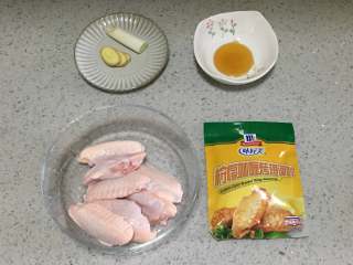柠檬咖喱鸡翅,1、首先，我们把原料准备好。鸡翅反复用清水从洗干净后，沥干水分，待用。
