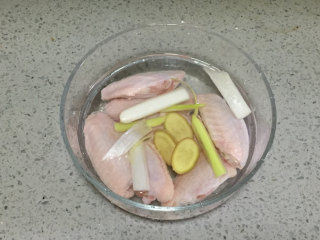 柠檬咖喱鸡翅,2、接下来，我们把鸡翅放在大碗中，碗里放上葱姜，浸泡半个小时以上。
