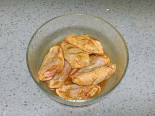 柠檬咖喱鸡翅,5、把步骤4中搅拌均匀的腌料水倒在鸡翅中，用手抓匀，放入冰箱冷藏2个小时。
