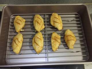 柠檬咖喱鸡翅,6、接着，取出腌制好的鸡翅，放在烤盘上，同时把烤箱预热。

