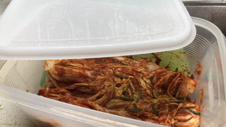 韩国辣白菜,轻轻盖上盖子（不用密封），放在室温下一晚，第二天再密封好，放入冰箱冷藏，七天左右就可以吃了。