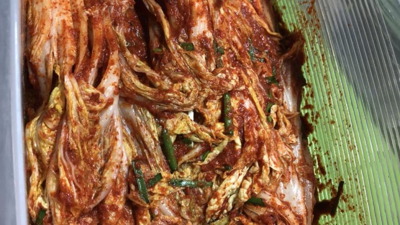 韩国辣白菜,把每一片叶子都抹上酱，注意白菜帮子和交界处也要抹上。