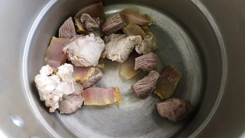 十味  咸肉排骨萝卜汤,洗净之后控干水分放入高压锅