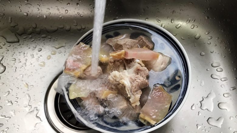 十味  咸肉排骨萝卜汤,捞出煮好的咸肉和排骨，用流动水冲洗掉表面的浮沫