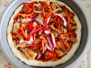 十味  猪肉披萨,再把切好的洋葱丝和红辣椒丝撒在上面，烤箱预热，200度，中层，烤12分钟，