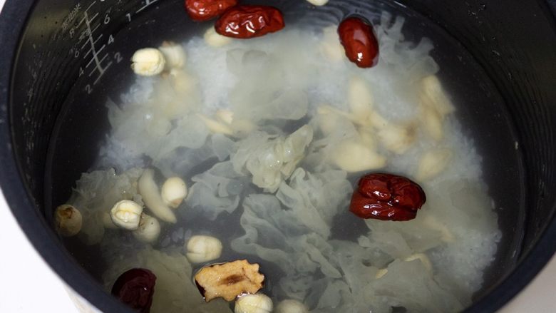 银耳莲子百合粥,放入电饭锅，水通常是食材的10倍量。