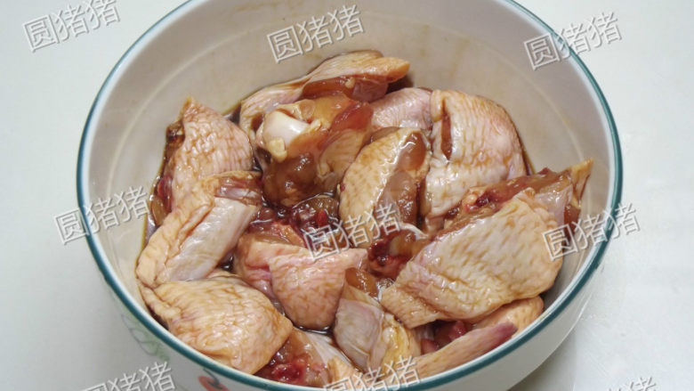 辣子鸡翅,用腌料材料将鸡翅拌匀，腌制10分钟。