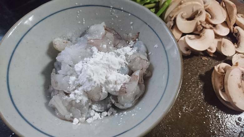 白蘑芦笋虾仁,吸去虾仁多余水分，少许盐和淀粉一起腌制