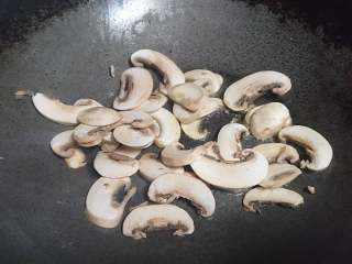 白蘑芦笋虾仁,倒入玉米油改中火，先煎香蘑菇片