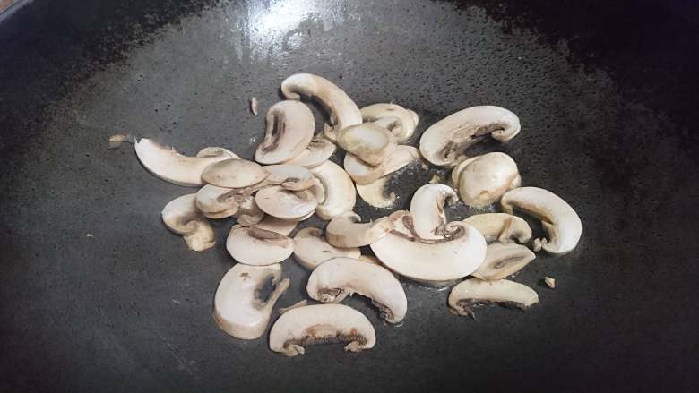 白蘑芦笋虾仁,倒入玉米油改中火，先煎香蘑菇片
