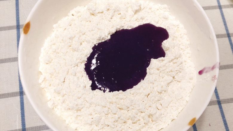 全脂奶香紫薯馒头,将一半紫薯牛奶液倒入到中间那个洞中。