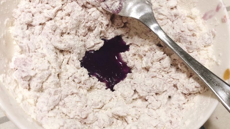 全脂奶香紫薯馒头,搅拌后，再次倒入剩余的紫薯牛奶液。